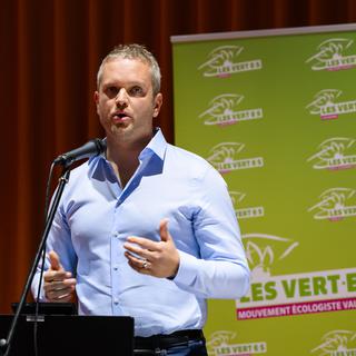 Raphaël Mahaim lors de l'assemblée des Verts vaudois à Renens, 12.11.2022. [Keystone - Jean-Christophe Bott]
