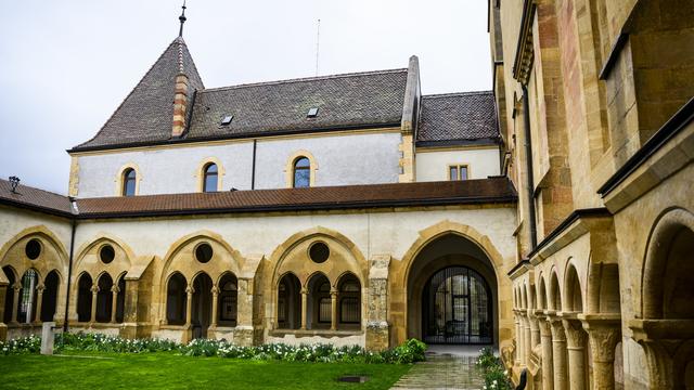 Vue de la Collégiale de Neuchâtel et du cloître à l'issue des travaux, 08.04.2022. [Keystone - Jean-Christophe Bott]