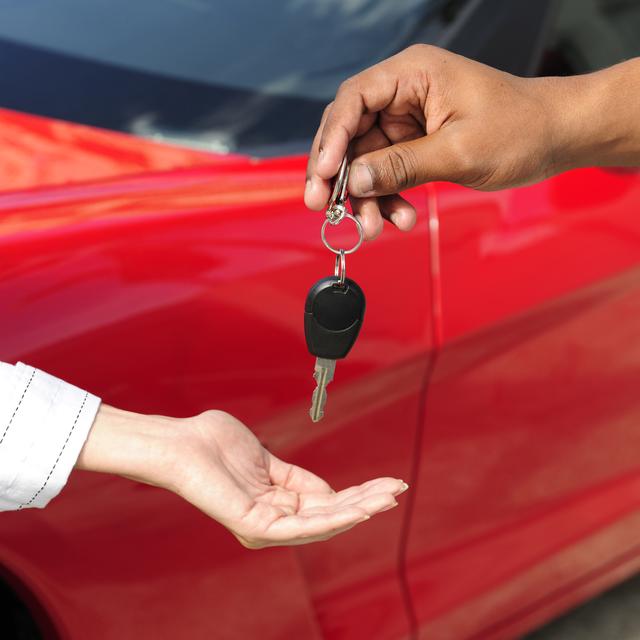 Des clés et une voiture rouge. [Depositphotos - mangostock]