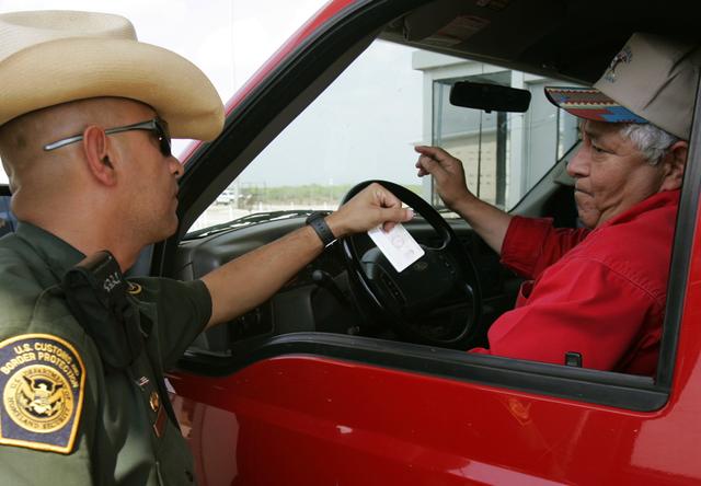 Un garde-frontière contrôle un membre de la communauté latino au sud des Etats-Unis. [Reuters - Rick Wilking]