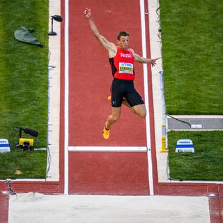 Le Suisse Simon Ehammer participe à la finale du saut en longueur masculin lors des Championnats du monde d'athlétisme de l'IAAF, au stade Hayward Field, à Eugène, aux Etats-Unis, samedi 16 juillet 2022. [KEYSTONE - Jean-Christophe Bott]
