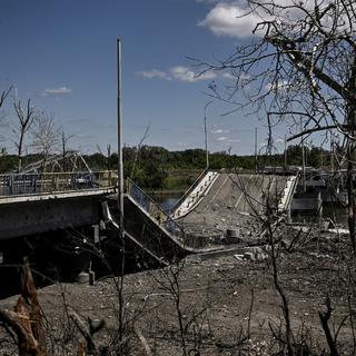 Un pont détruit menant à la ville de Lyman, dans la région de Donetsk, dans le Donbas. [AFP - ARIS MESSINIS]