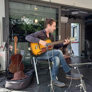 Antoine Salem, guitariste, compositeur globe-trotteur dans "Les bonnes ondes". [RTS - RTS]