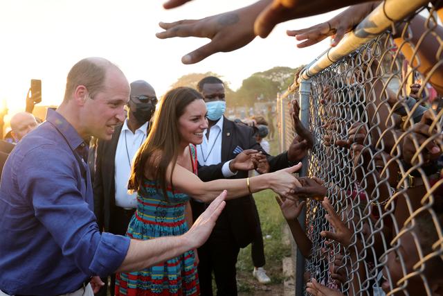 Le duc et la duchesse de Cambridge saluent des habitants de Kingston à travers des grillages. [Reuters - CHRIS JACKSON / POOL / GETTY IMAGES]