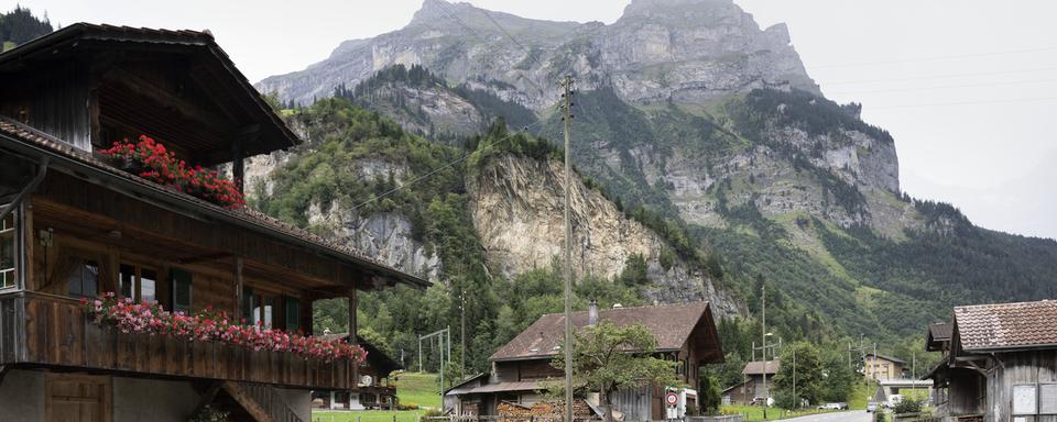 Vue sur le village de Mitholz et sur la falaise démolie par l'explosion de munitions, qui avait fait neuf morts en 1947. [Keystone - Gaëtan Bally]