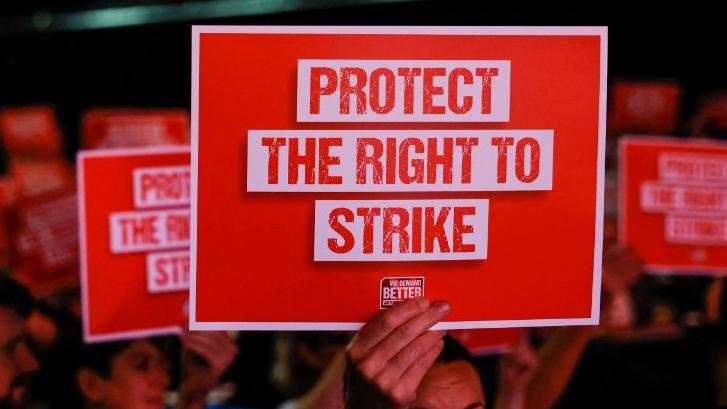 Image d'illustration de personnes portant un panneau demandant le droit à la grève au Royaume-Uni. [AFP - CARLOS JASSO]
