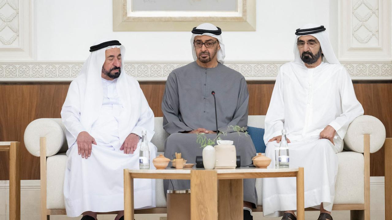 Le nouveau président des Emirats Mohammed ben Zayed (au centre) à Abou Dhabi le 14.05.2022. [Emirates Ministry of Presidential Affairs/Reuters]