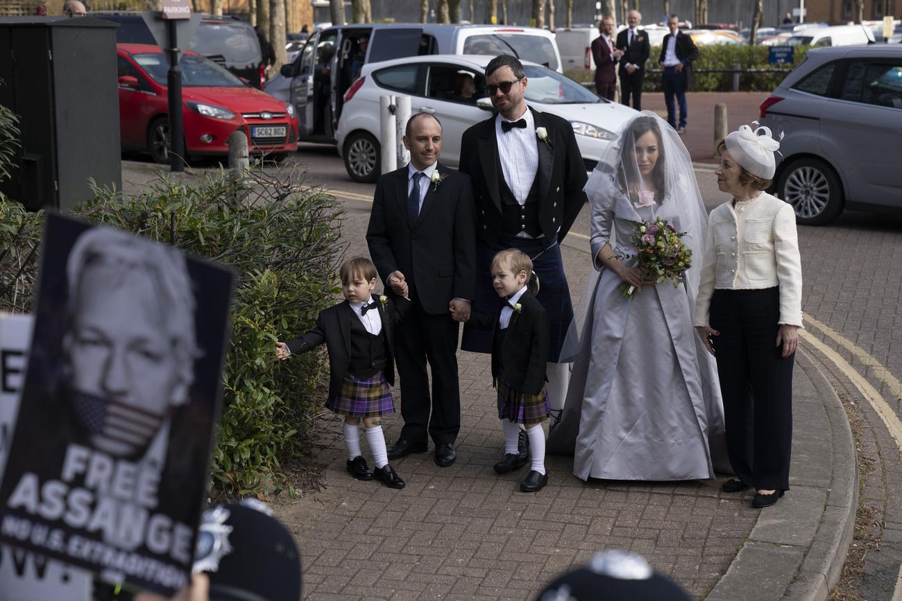 Stella Morris et ses deux enfants, lors de son mariage avec Julian Assange, le 23 mars 2002 à la prison de Belmarsh à Londres. [AP/Keystone - Matt Dunham]
