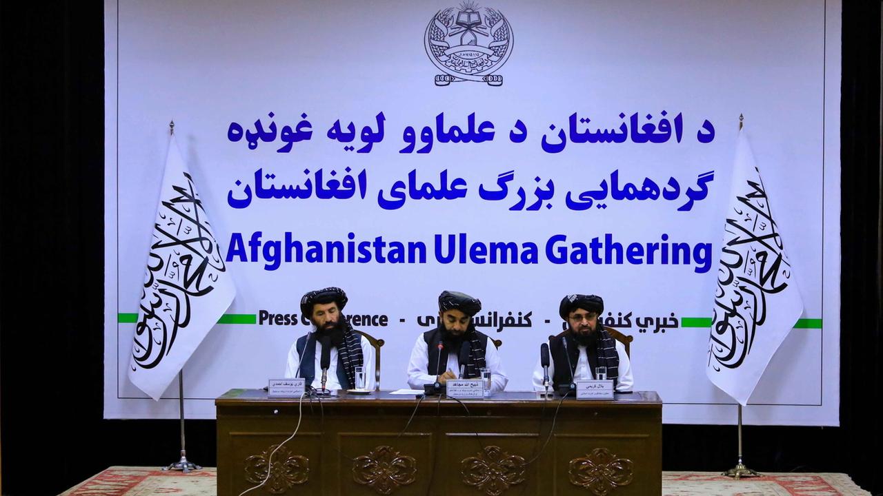 Des porte-paroles des talibans échangent avec des journalistes dans le cadre d'une grande rassemblement d'érudits religieux afghans à Kaboul. [KEYSTONE - Stringer / EPA]