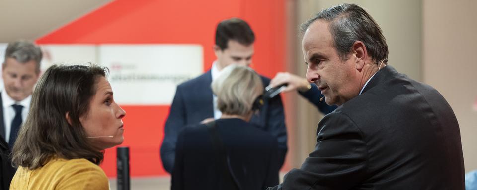 Gerhard Pfister, président du Centre (ex-PDC), discute avec Mattea Meyer, co-présidente du Parti socialiste, dimanche 25 septembre à Berne. [Keystone - Peter Klaunzer]