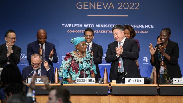 La directrice de l'OMC Ngozi Okonjo-Iweala (centre) après la clôture de la conférence ministérielle de l'organisation à Genève le 17 juin 2022. [Keystone - EPA/Fabrice Coffrini]