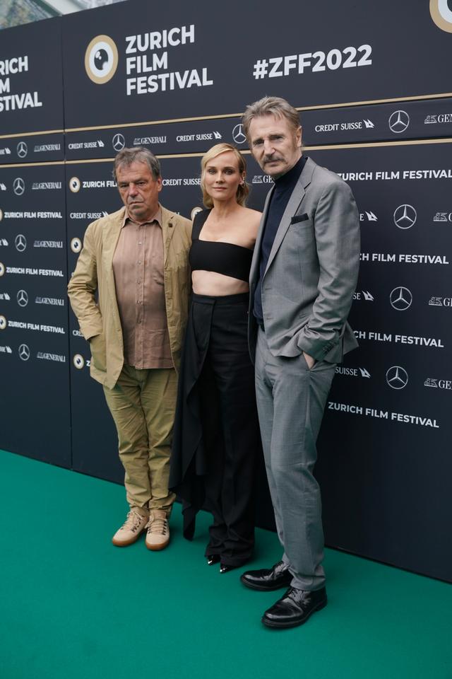 Neil Jordan, Diane Kruger et Liam Neeson sur le tapis vert du Zurich Film Festival pour le film "Marlowe". [ZFF - Thomas Niedermüller]