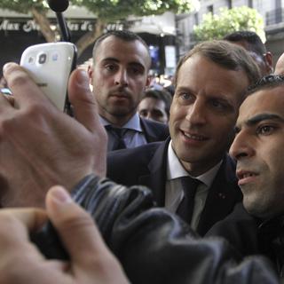 Le président français Emmanuel Macron avait réalisé une visite en Algérie en 2017, dans le but de renforcer la coopération économique et sécuritaire. [Keystone - AP Photo/Anis Belghoul]