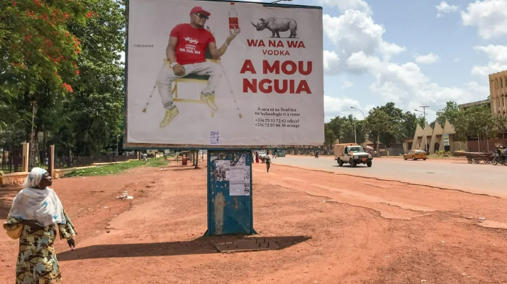 Des grands panneaux publicitaires ont fleuri à Bangui. [SRF - Samuel Burri]