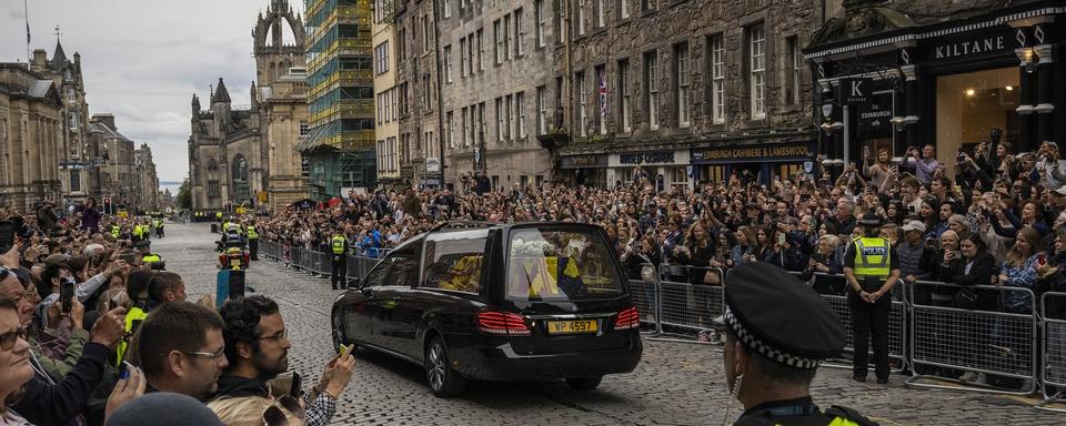 La population britannique regarde la procession du cercueil de la reine Elisabeth II sur le Royal Mile d'Edimbourg. [Keystone/AP Photo - Bernat Armangue]