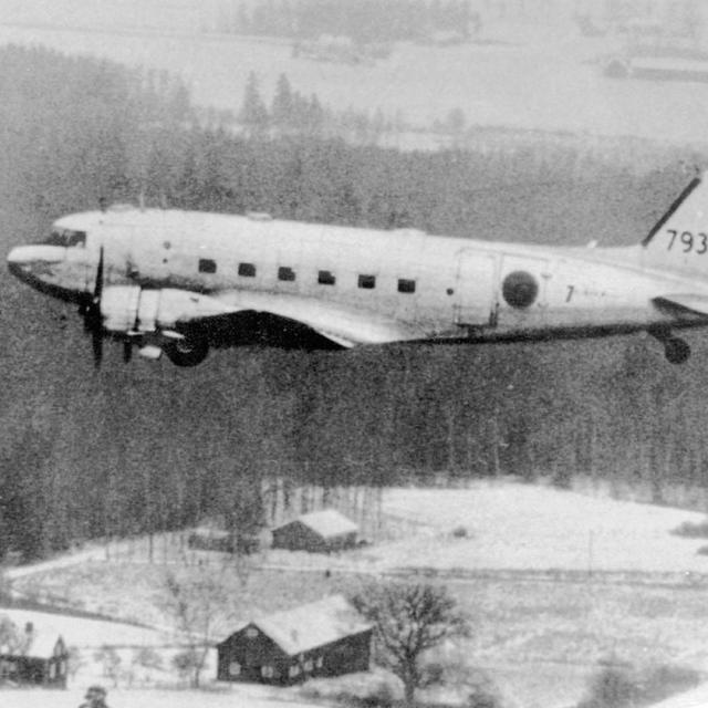 Photo datée de 1952 du DC3 de l'armée de l'air suédoise abattu par un chasseur soviétique lors d'une mission d'espionnage en juin 1952. [EPA/PRESSENS BILD]