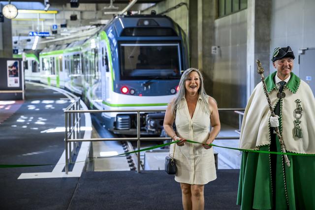 Nuria Gorrite lors de l'inauguration à la gare de Lausanne-Flon. [Keystone - Jean-Christophe Bott]