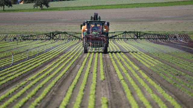 Fribourg s'attaque aux produits phytosanitaires à tous les niveaux. [Keystone - Christian Beutler]