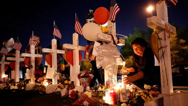 Une femme allume une bougie en hommade aux victimes de la tuerie de Las Vegas en 2017. [Reuters - Chris Wattie]