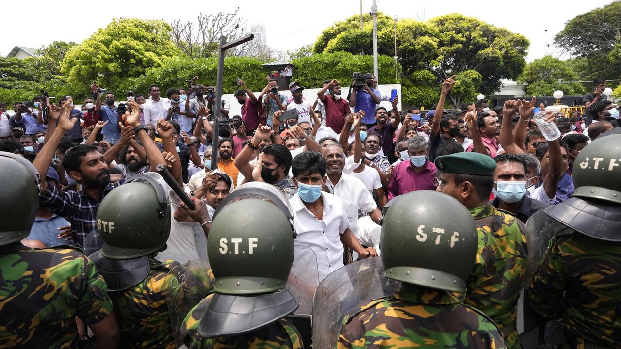 Partisans et opposants au gouvernement sri-lankais se sont violemment affrontés à Colombo. [Keystone/AP Photo - Eranga Jayawardena]
