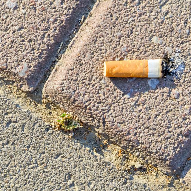 Un mégot de cigarette au sol. [Depositphotos - Wavebreakmedia]