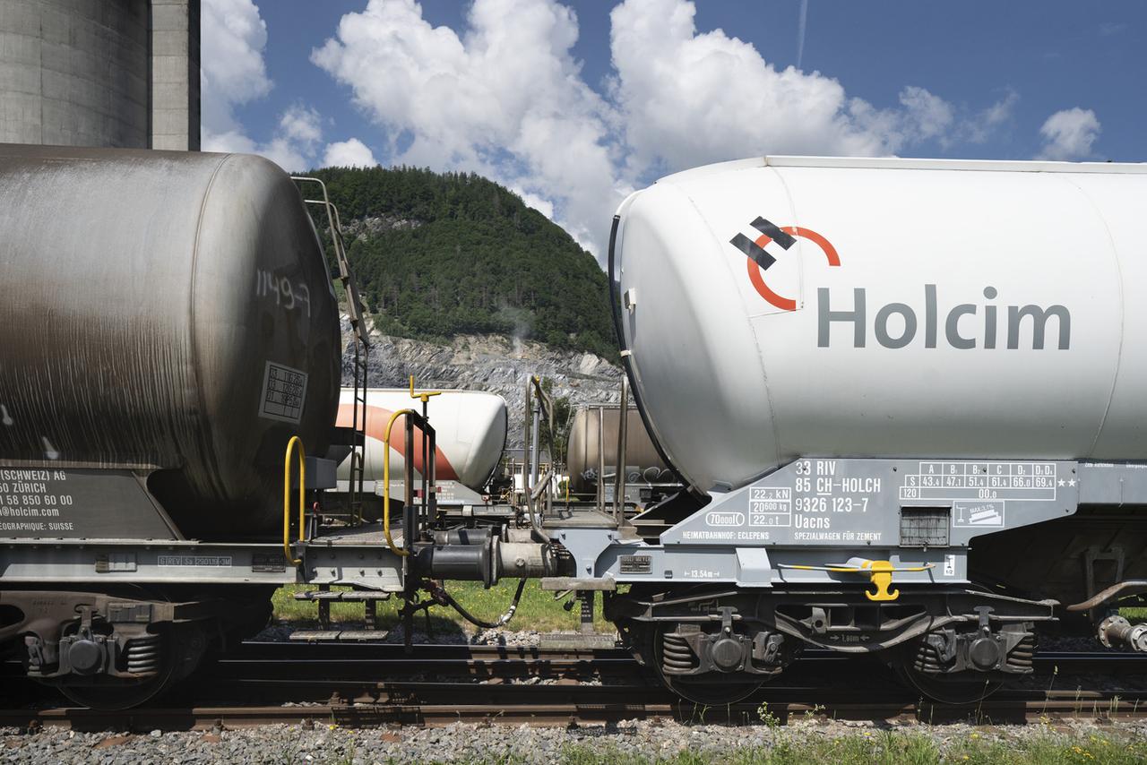 Un train de marchandises du cimentier Holcim. (image d'illustration) [Keystone - Gaetan Bally]