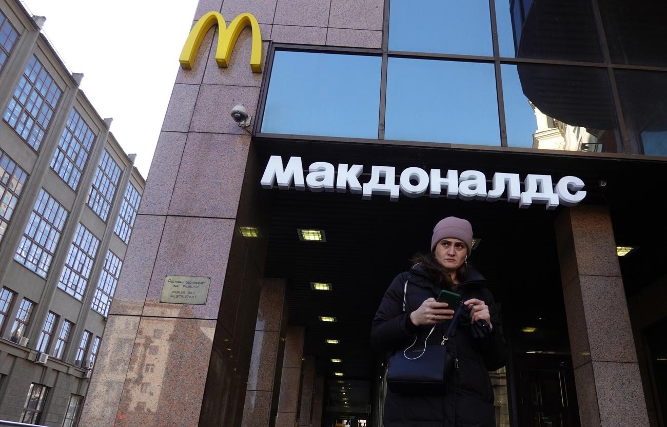 Un McDonald's à Moscou. [Keystone - EPA/Maxim Shipenkov]
