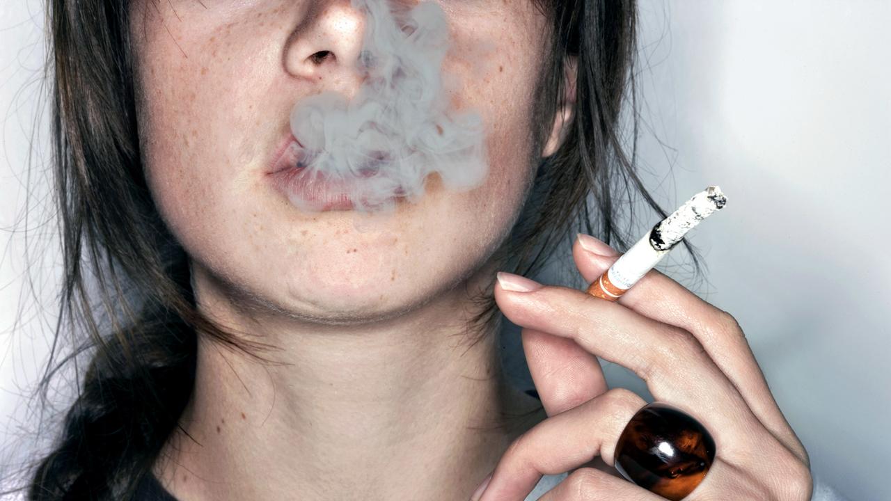 Au Royaume-Uni, un rapport recommande d'augmenter chaque année l'âge légal pour acheter du tabac. [KEYSTONE - MARTIN RUETSCHI]