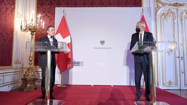 Ignazio Cassis (à gauche) à Vienne, avec son homologue autrichien Alexander Van der Bellen. [APA - ROLAND SCHLAGER]