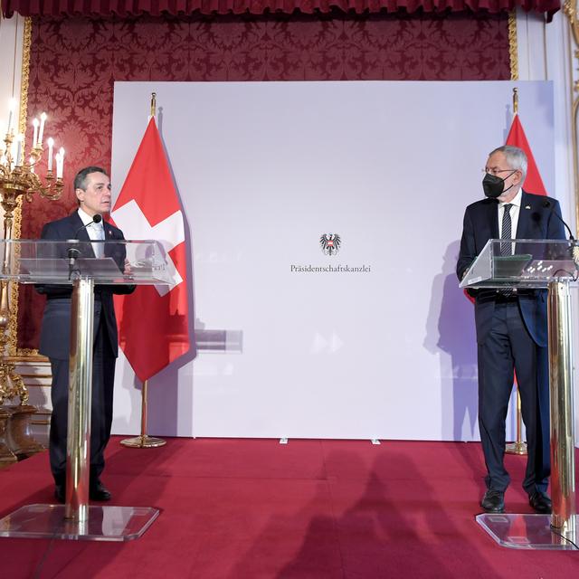 Ignazio Cassis (à gauche) à Vienne, avec son homologue autrichien Alexander Van der Bellen. [APA - ROLAND SCHLAGER]