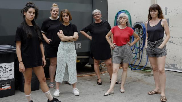 Une photo de l'équipe du spectacle "Malgré qu'on me traite comme de la merde je suis quand même gentille". [Théâtre du Loup - Isabelle Meister]