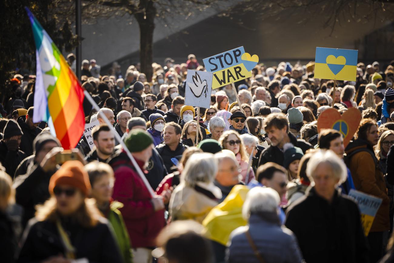 La manifestation pour la paix en Ukraine organisée samedi à Zurich rassemble plusieurs milliers de personnes. [Keystone/EPA - Michael Buholzer]