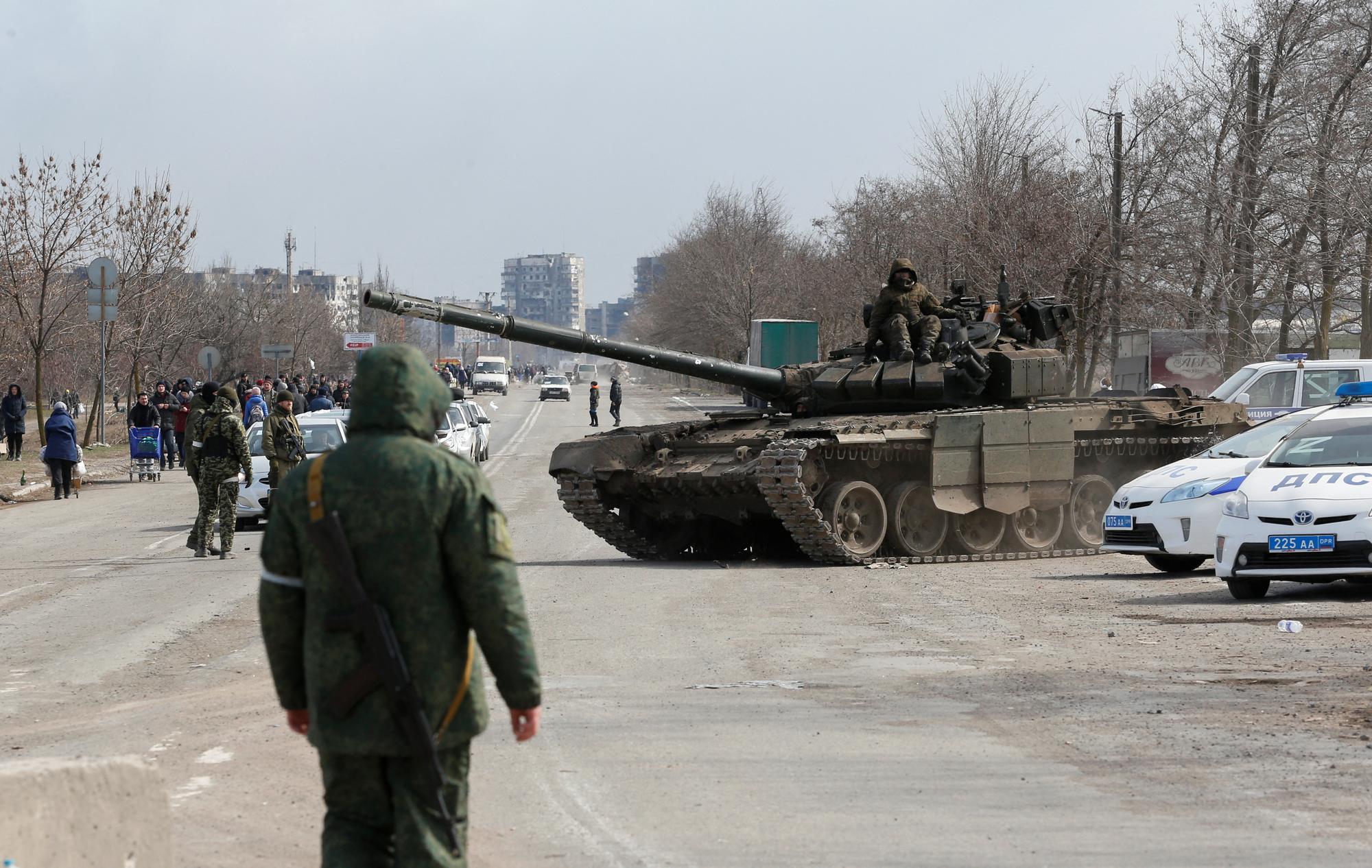 Un char de troupes prorusses dans la banlieue de Marioupol le 20 mars. [Reuters - Alexander Ermochenko]