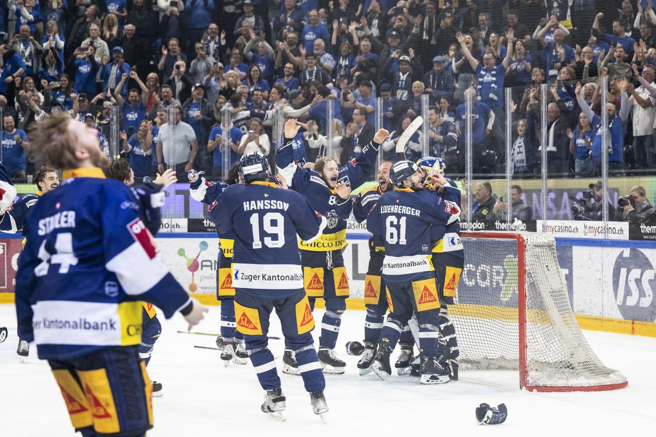 La joie de Leonardo Genoni et des Zougois après la sirène finale. [Keystone - Ennio Leanza]