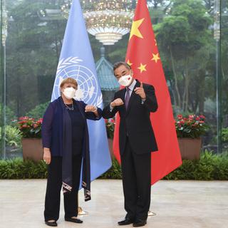 Michelle Bachelet avec le chef de la diplomatie chinoise à Guangzhou, 23.04.2022. [Xinhua/AP/Keystone - Deng Hua]