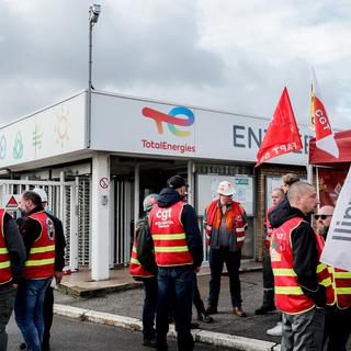 Grévistes de TotalEnergies devant la raffinerie de Dunkerque en France. [EPA - Teresa Suarez - Keystone]