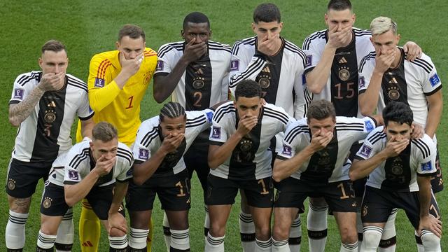 Mondial : les Allemands se couvrent la bouche. [AP Photo - Ricardo Mazalan]