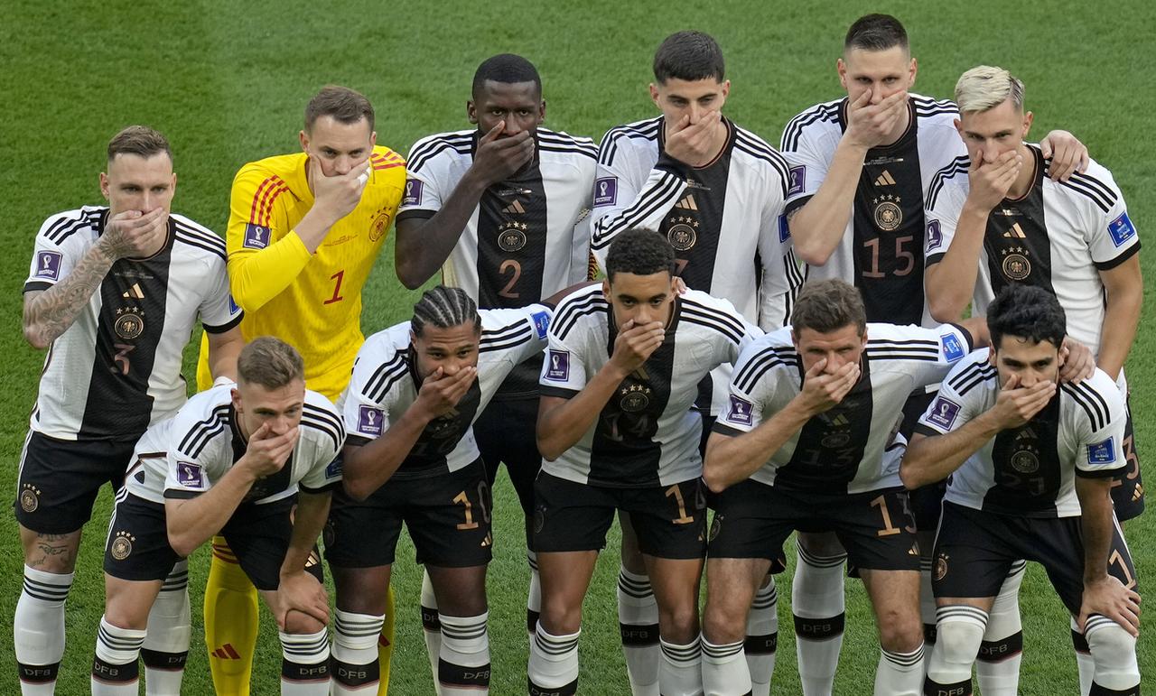 Mondial : les Allemands se couvrent la bouche. [AP Photo - Ricardo Mazalan]