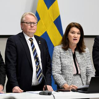Les ministres suédois de la Défense et des Affaires étrangères, Peter Hultqvist et Ann Linde. [TT News Agency/Reuters - Henrik Montgomery]