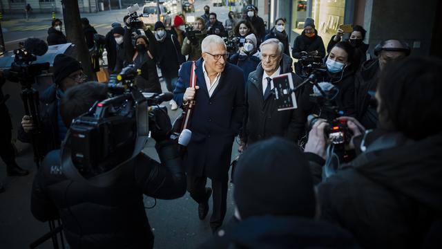 L'ex-patron de Raiffeisen Pierin Vincenz et son partenaire d'affaires Beat Stocker se sont largement enrichis en causant des dégâts financiers considérables. Le procureur l'a affirmé jeudi matin devant la justice zurichoise. Il exige six ans de prison contre eux. [KEYSTONE - MICHAEL BUHOLZER]