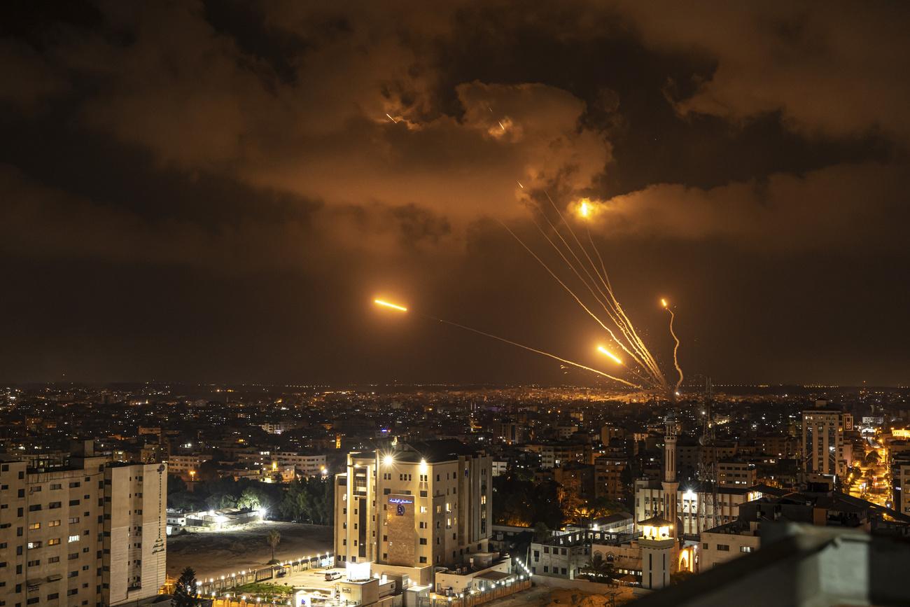 Des roquettes tirées par des militants palestiniens vers Israël depuis la ville de Gaza dans la nuit de vendredi à samedi. [Keystone - Fatima Shbair]