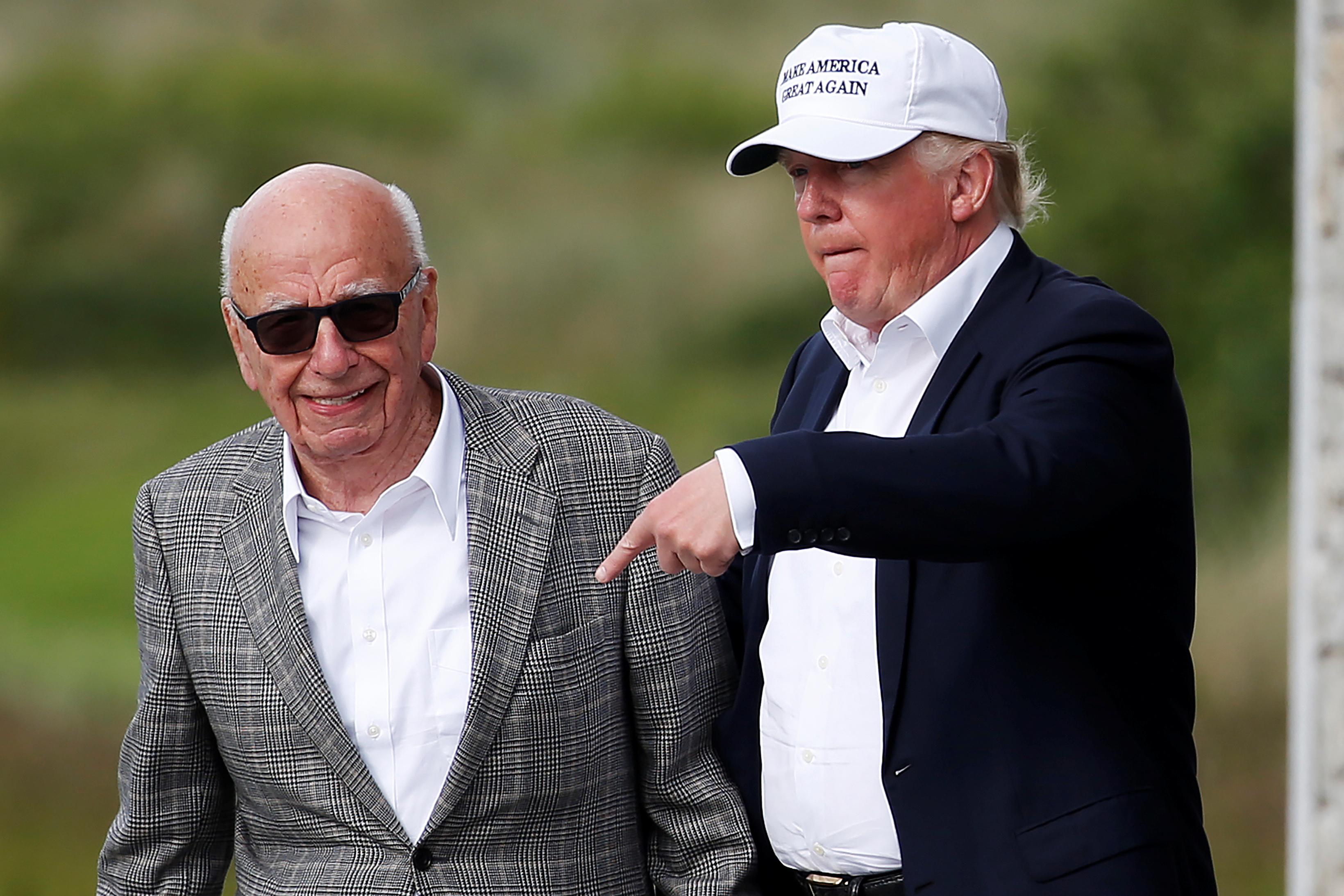 Le magnat des médias Rupert Murdoch en compagnie de Donald Trump, alors candidat à l'élection présidentielle aux Etats-Unis, au golf écossais du second à Aberdeen, en Ecosse, en juin 2016. [REUTERS - Carlo Allegri]