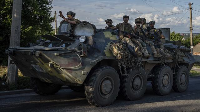 Des soldats ukrainiens sur un véhicule blindé de transport de troupes. [Keystone/AP Photo - Nariman El-Mofty]