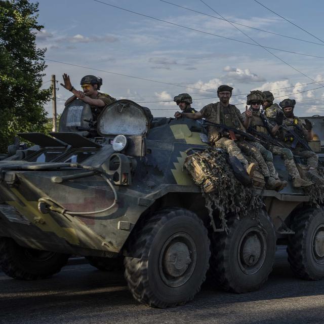 Des soldats ukrainiens sur un véhicule blindé de transport de troupes. [Keystone/AP Photo - Nariman El-Mofty]