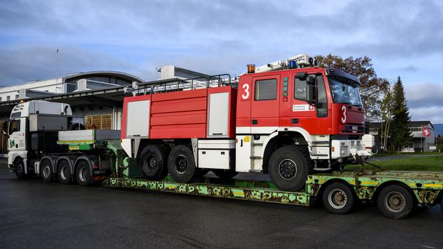 Un camion pompier a quitté Payerne (VD) pour Kiev, le 22 novembre 2022. [KEYSTONE - JEAN-CHRISTOPHE BOTT]