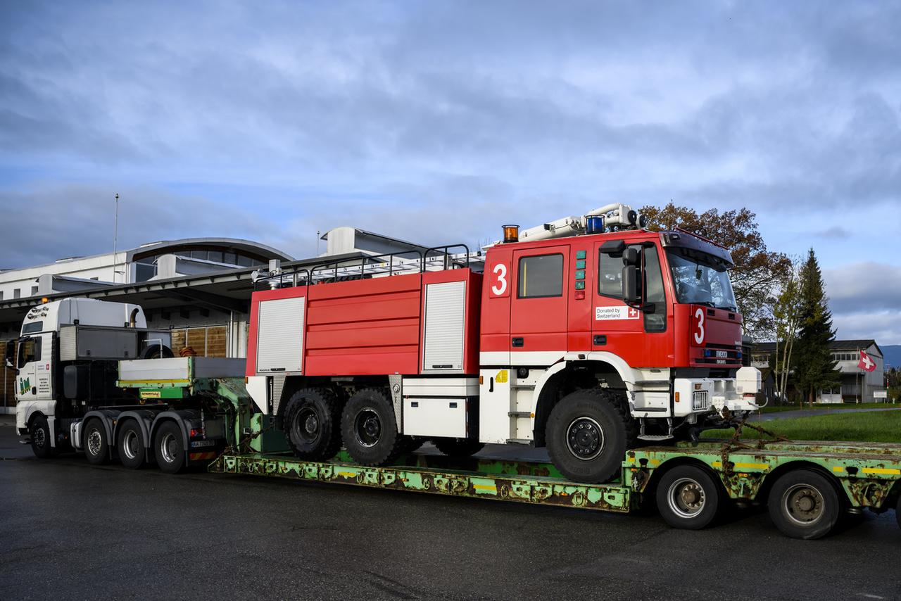 Un camion pompier a quitté Payerne (VD) pour Kiev, le 22 novembre 2022. [KEYSTONE - JEAN-CHRISTOPHE BOTT]