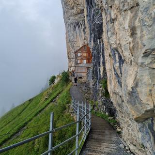 Le restaurant de montagne Aescher Wildkirchli, au creux de la falaise en Appenzell. Maya Chollet [RTS - Maya Chollet]