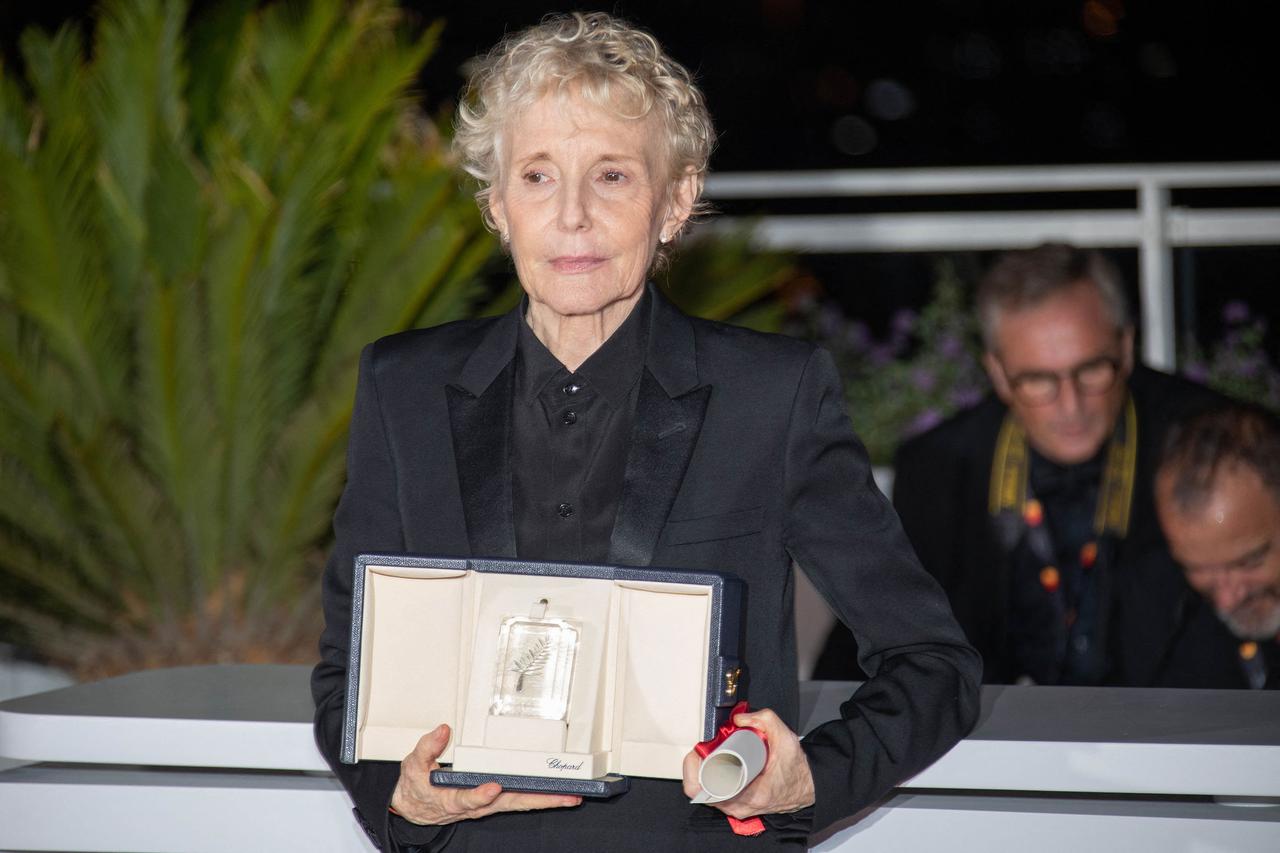 La réalisatrice française Claire Denis" avec son Grand Prix pour le film "Stars at noon". [Hans Lucas via AFP - Roland Macri]