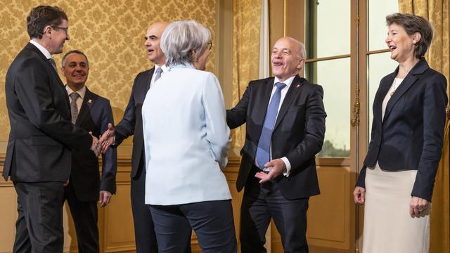 Albert Rösti et Elisabeth Baume-Schneider accueillis par le Conseil fédéral après leur élection, 07.12.2022. [Pool/Keystone - Alessandro della Valle]
