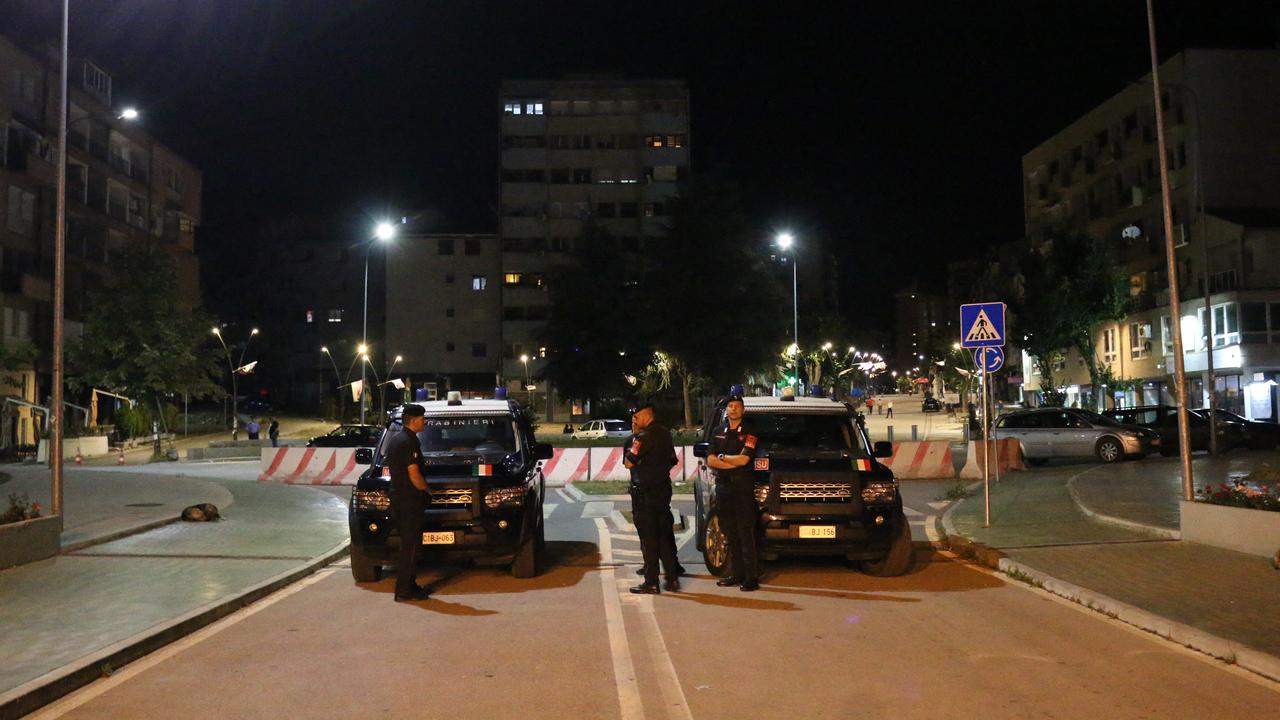 Les forces de sécurité kosovares bloquent la route dans le cadre des mesures de sécurité prises autour de la ville, tandis que les sirènes de raid aérien se font entendre près de la frontière serbe, à Mitrovica, au Kosovo, le 31 juillet 2022. [AFP - Anadolu Agency]